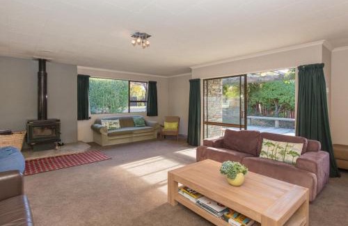 Wanaka House | Kowhai Cottage - Wanaka Holiday Home