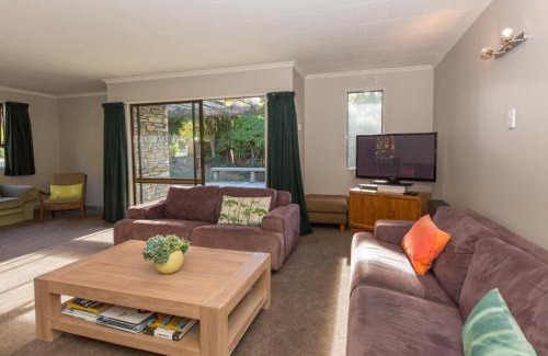 Wanaka House | Kowhai Cottage - Wanaka Holiday Home