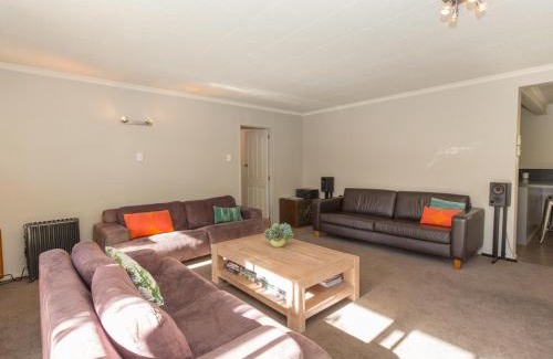 Wanaka House | Kowhai Cottage - Wanaka Holiday Home