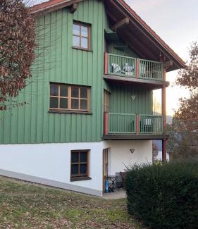 Hillstett Apartment | KREATIVPAUSE Workation in Bayern - Stilvolle Workation-Unterkunft mit Arbeitsplatz & Naturblick in Bayern