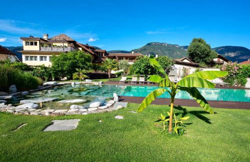 Nalles Apartment | Kreuzwegerhof Nals Historischer Gutshof, Apartments zw Meran und Bozen Südtirol, Naturpool, zentrale Lage