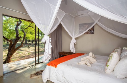 Thorny Bush Game Reserve Cabin | Kubu Bush Lodge