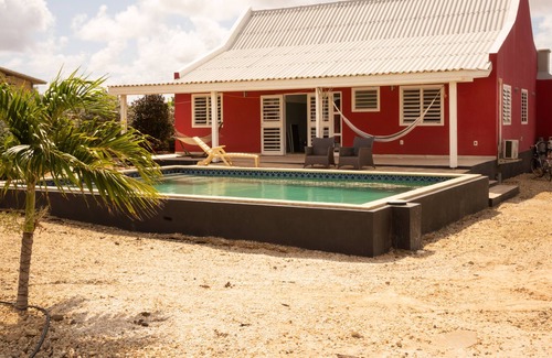Kralendijk House | Kunuku Bieuw or old knoek, we offer you this authentic house with pool.