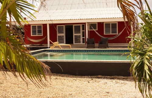 Kralendijk House | Kunuku Bieuw or old knoek, we offer you this authentic house with pool.