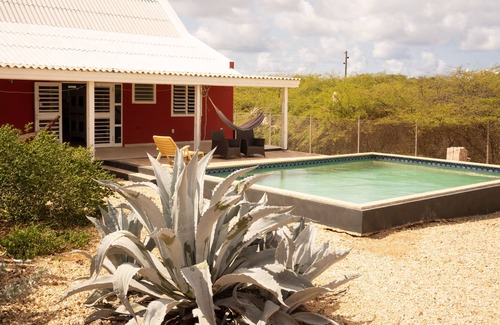 Kralendijk House | Kunuku Bieuw or old knoek, we offer you this authentic house with pool.
