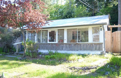 Comox House | Kye Bay Pet Friendly Steps to Beach - Encl. Porch