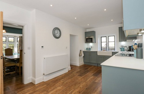 Stamford Cottage | KYLEMORE RAILWAY COTTAGE, pet friendly, with open fire in Stamford