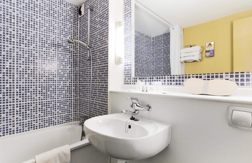 Les Ponts-de-Ce Hotel | Kyriad Angers Pont De Ce