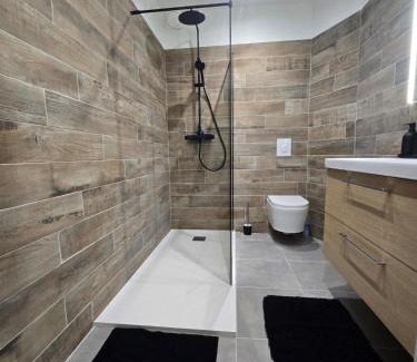 Centre Ville d'Ales Apartment | L'écrin des Halles 81 m2 Alès center 8 Beds