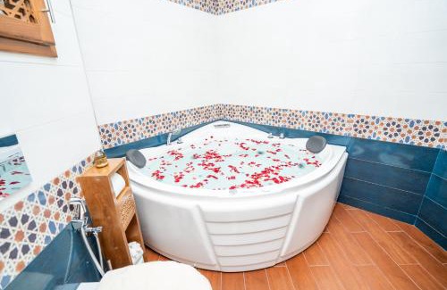 Quartier Mozart Apartment | L'étoile de Tanger - Jacuzzi - Proche plage & Corniche - Appartement Chic et Moderne - Jusqu'à 8 personnes - AC, WIFI, IPTV