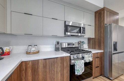 Sherman Oaks House | L.A Haven Georgous Townhome Garage Park