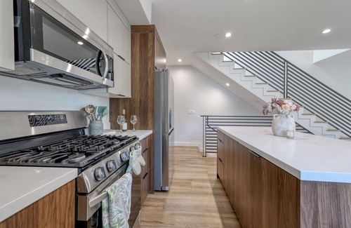 Sherman Oaks House | L.A Haven Georgous Townhome Garage Park