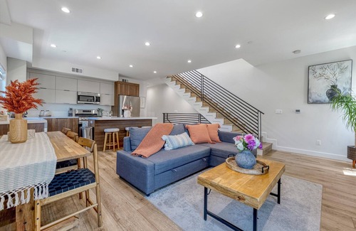 Sherman Oaks House | L.A Haven Georgous Townhome Garage Park