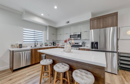 Sherman Oaks House | L.A Haven Georgous Townhome Garage Park