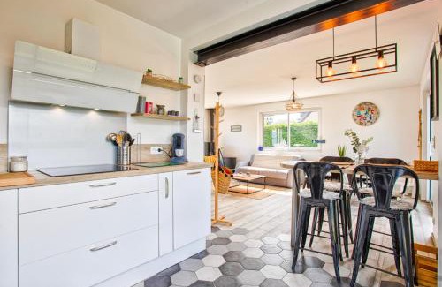 Asnelles House | L'effet mer Maison rénovée lumineuse tout confort belle terrasse grand jardin clos sans vis à vis parking jeux pour enfants 5 mn à pied de la plage d'Asnelles et centre bourg - proche Bayeux au coeur des plages du débarquement