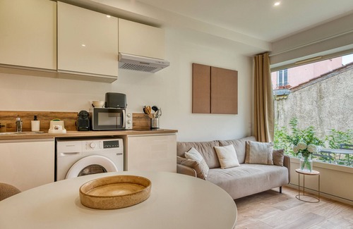 Oullins Apartment | L’Epicéa - RDJ duplex, proche métro+hôpital
