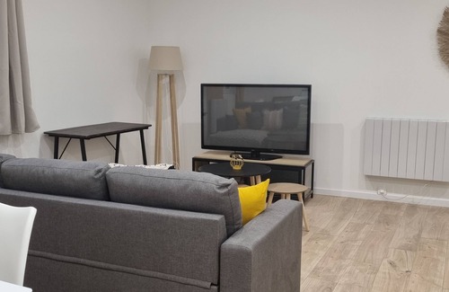 Villefranche-de-Rouergue Apartment | L'Ethnic Chic 3* WIFI, Netflix, Disney+, Heart of Bastide