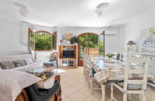 Le Bar-sur-Loup Apartment | L'Eugénie - appt climatisé vue montagne