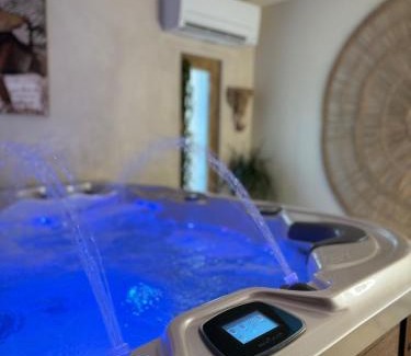 Puget-sur-Argens Apartment | L'EXTASE - LOVE ROOM - Jacuzzi privé & Terrasse - Parking et Wifi Gratuit - Elégance & Confort - Une expérience Détente et Sensuelle à votre portée ! OFFRE SPÉCIALE