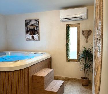 Puget-sur-Argens Apartment | L'EXTASE - LOVE ROOM - Jacuzzi privé & Terrasse - Parking et Wifi Gratuit - Elégance & Confort - Une expérience Détente et Sensuelle à votre portée ! OFFRE SPÉCIALE