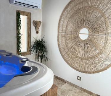 Puget-sur-Argens Apartment | L'EXTASE - LOVE ROOM - Jacuzzi privé & Terrasse - Parking et Wifi Gratuit - Elégance & Confort - Une expérience Détente et Sensuelle à votre portée ! OFFRE SPÉCIALE