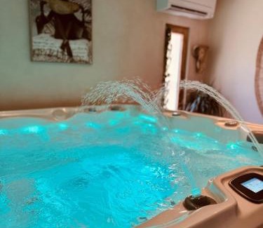 Puget-sur-Argens Apartment | L'EXTASE - LOVE ROOM - Jacuzzi privé & Terrasse - Parking et Wifi Gratuit - Elégance & Confort - Une expérience Détente et Sensuelle à votre portée ! OFFRE SPÉCIALE
