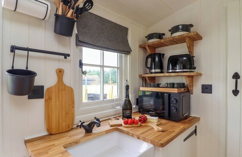 Penrith Cottage | LA'AL LING, romantic, with hot tub in Penrith