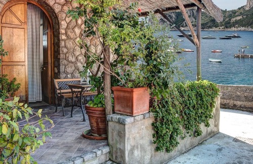 Marina del Cantone Apartment | La Cabane Bleau