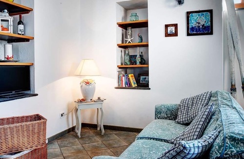 Marina del Cantone Apartment | La Cabane Bleau