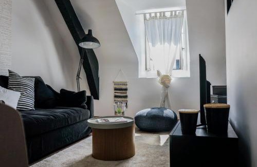 Brive-la-Gaillarde Apartment | La Cachette d Artistes - 1 Chambre