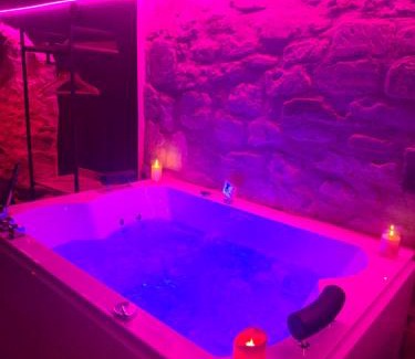 Hastings Villa | La Cachette Secrète - Maison romantique avec Balnéo et Sauna Privatif à Caen en Normandie