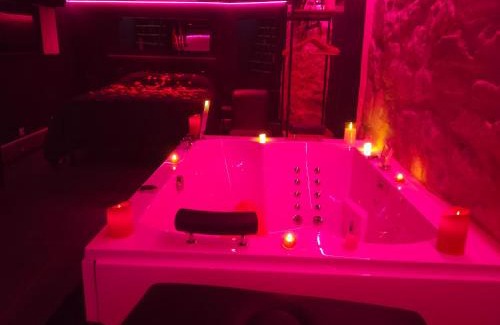 Hastings Villa | La Cachette Secrète - Maison romantique avec Balnéo et Sauna Privatif à Caen en Normandie
