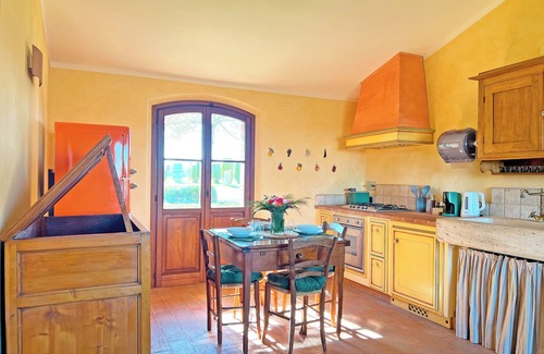 Colle di Val d'Elsa Cottage | La Capannina with view over the green tuscany hills