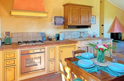 Colle di Val d'Elsa Cottage | La Capannina with view over the green tuscany hills