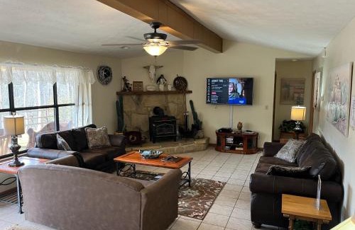 Gatlinburg - Pigeon Forge House | La Casa De La Cima "House on the Hill"