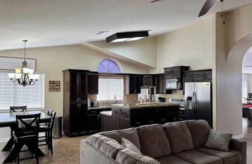 Glendale House | La Casa Verde, Pool, Cardinal Stadium, casino, Desert Diamond Arena and more.
