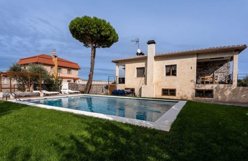 Camarma De Esteruelas Villa | La Casona de Simón, Villa Vacacional Ideal Para Familias Grandes Acepta Mascotas