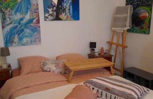 Saint-Pol-de-Leon Bed & Breakfast | La chambre de Garance et ses couleurs d'art