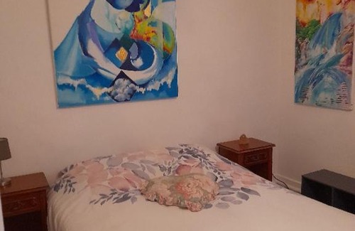 Saint-Pol-de-Leon Bed & Breakfast | La chambre de Garance et ses couleurs d'art