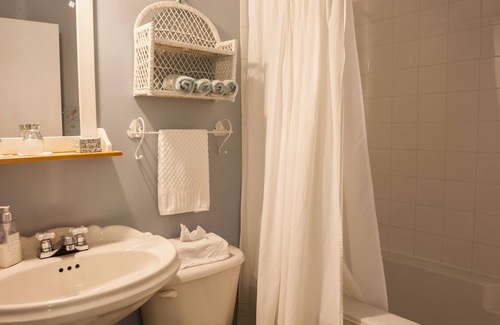 Mont-Tremblant Bed & Breakfast | La Chaumiere de l' Anse