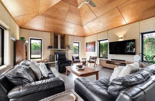 Burnside House | La Dimora - Tranquil Retreat Where Bush Meets Beach