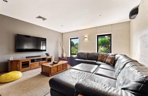 Burnside House | La Dimora - Tranquil Retreat Where Bush Meets Beach