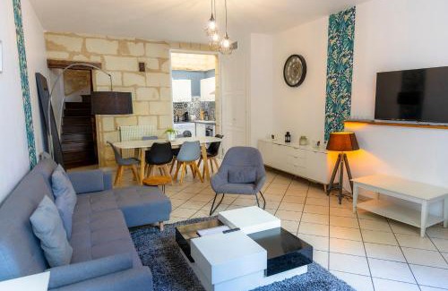 Chinon House | La Dodolela