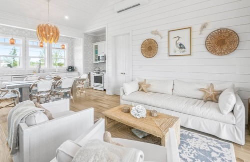 William's Town House | La Dolce Vita Cottage - Beachfront w/pool directly on Tropic of Cancer Beach!