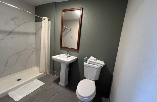Quincy Hotel | La Familia Stay Inn