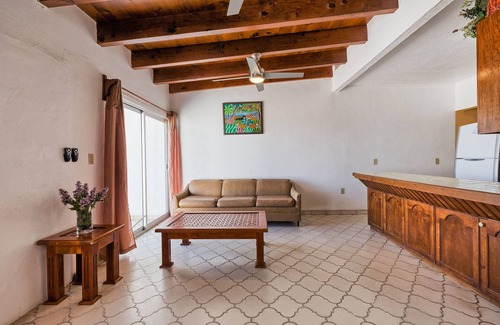 La Deportiva House | La Gaviota: Beachfront w/gorgeous views, garage, walk to nearby restaurants