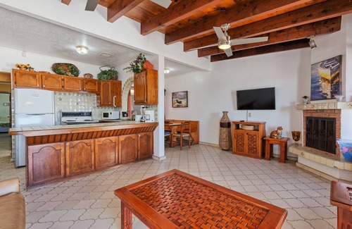 La Deportiva House | La Gaviota: Beachfront w/gorgeous views, garage, walk to nearby restaurants