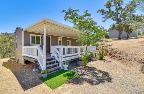 Coulterville House | La Grange Home with Covered Patio and Gas Grill!
