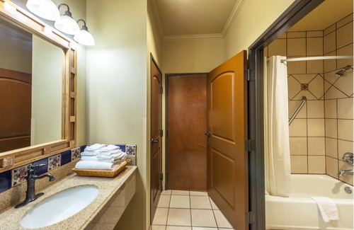 Near East Side Hotel | La Hacienda near Alamodome & Riverwalk