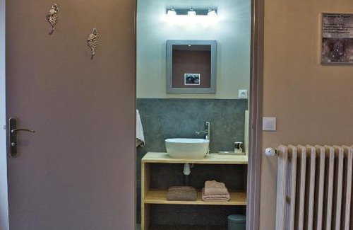 Le Cambout Bed & Breakfast | La Jacarandière